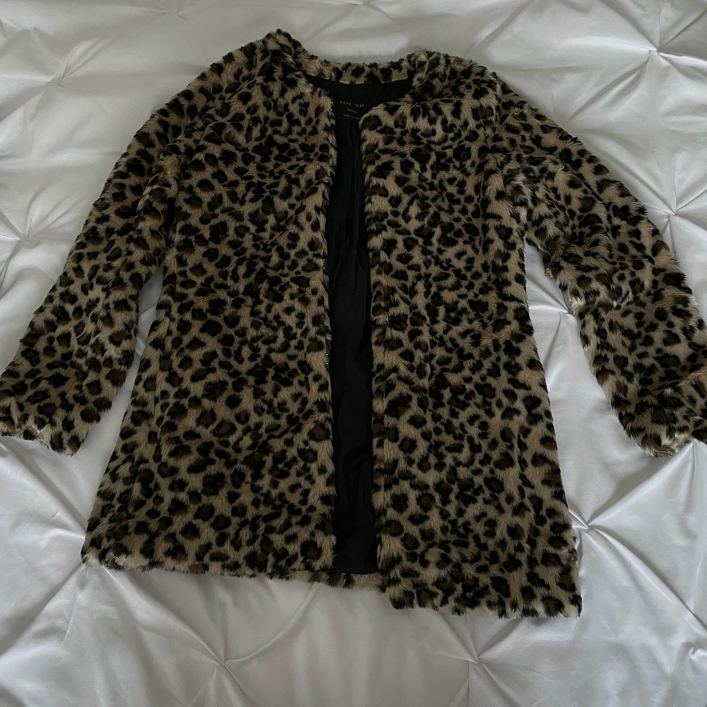 Women’s leopard print faux fur coat. Size Medium.